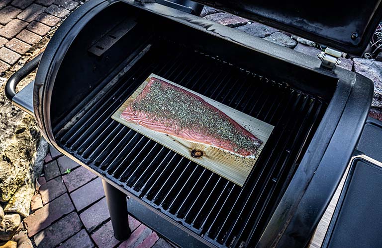 Presentation of the Pit Boss cast iron griddle. How to season it and a  quick recipe. 